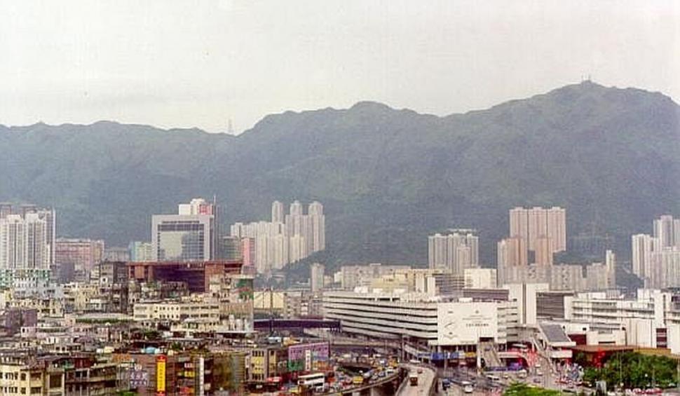 Aeroportul care a fost închis, după ce avioanele se prăbuşeau. "Pasagerii vedeau televizoarele vecinilor din zonă. Era o distanţă de speriat" 773393