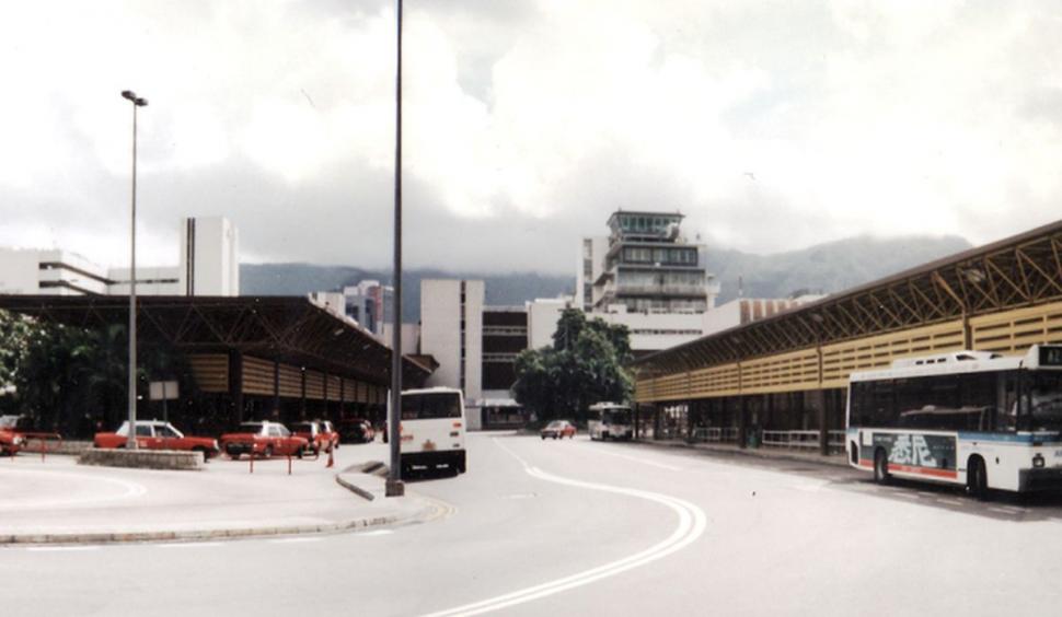 Aeroportul care a fost închis, după ce avioanele se prăbuşeau. "Pasagerii vedeau televizoarele vecinilor din zonă. Era o distanţă de speriat" 773395