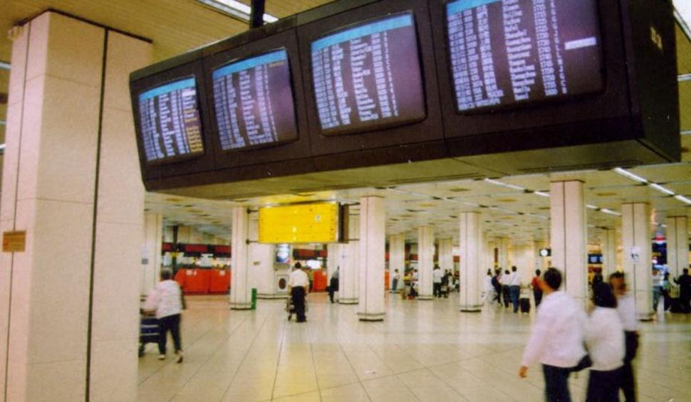 Aeroportul care a fost închis, după ce avioanele se prăbuşeau. "Pasagerii vedeau televizoarele vecinilor din zonă. Era o distanţă de speriat" 773396