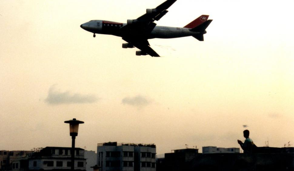 Aeroportul care a fost închis, după ce avioanele se prăbuşeau. "Pasagerii vedeau televizoarele vecinilor din zonă. Era o distanţă de speriat" 773397