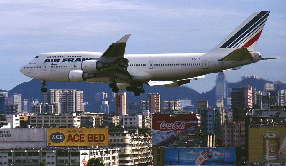 Aeroportul care a fost închis, după ce avioanele se prăbuşeau. "Pasagerii vedeau televizoarele vecinilor din zonă. Era o distanţă de speriat" 773398