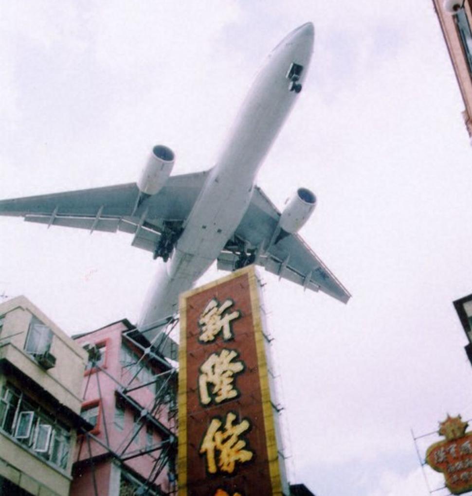 Aeroportul care a fost închis, după ce avioanele se prăbuşeau. "Pasagerii vedeau televizoarele vecinilor din zonă. Era o distanţă de speriat" 773399