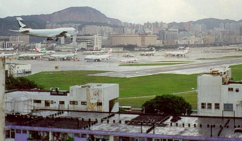 Aeroportul care a fost închis, după ce avioanele se prăbuşeau. "Pasagerii vedeau televizoarele vecinilor din zonă. Era o distanţă de speriat" 773400