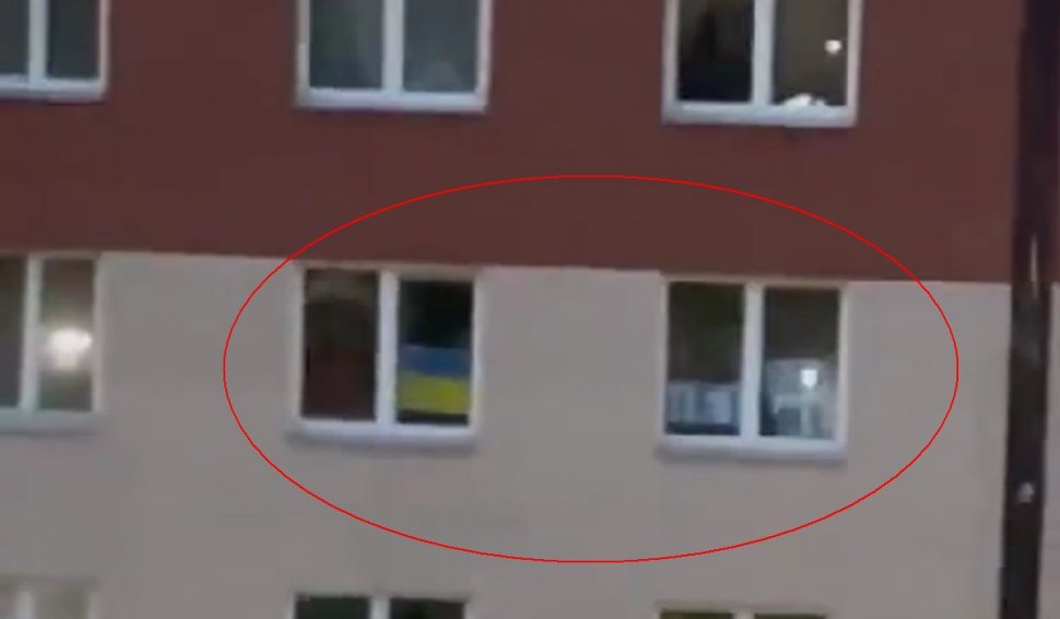 Un cetățean din Krasnoiarsk, Rusia, și-a pus în geam steagul Ucrainei și un poster anti-război. Reacția autorităților a depășit orice imaginație