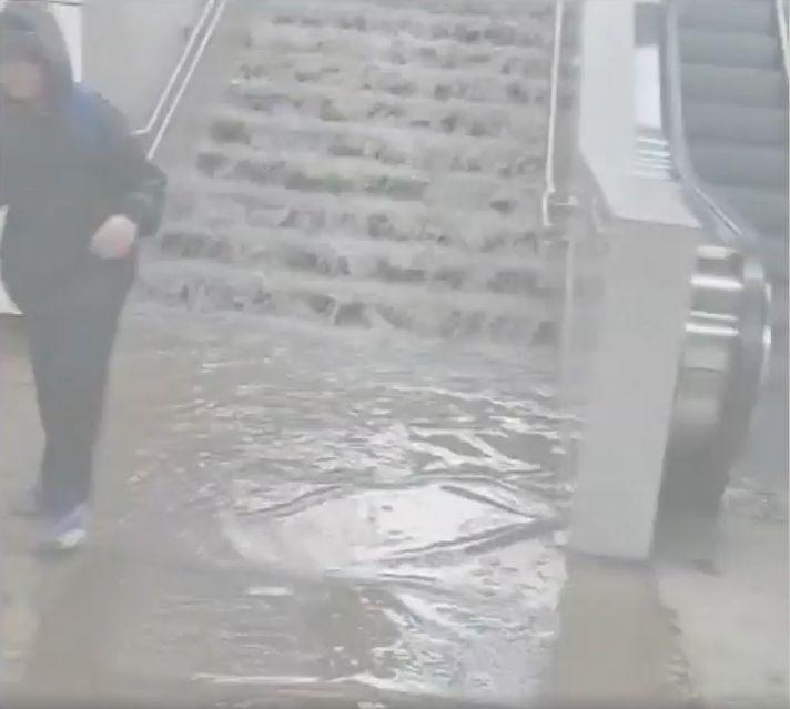 Staţia de metrou Valea Ialomiţei, transformată în "cascadă", după furtuna din Capitală 773687