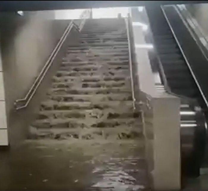 Staţia de metrou Valea Ialomiţei, transformată în "cascadă", după furtuna din Capitală 773688