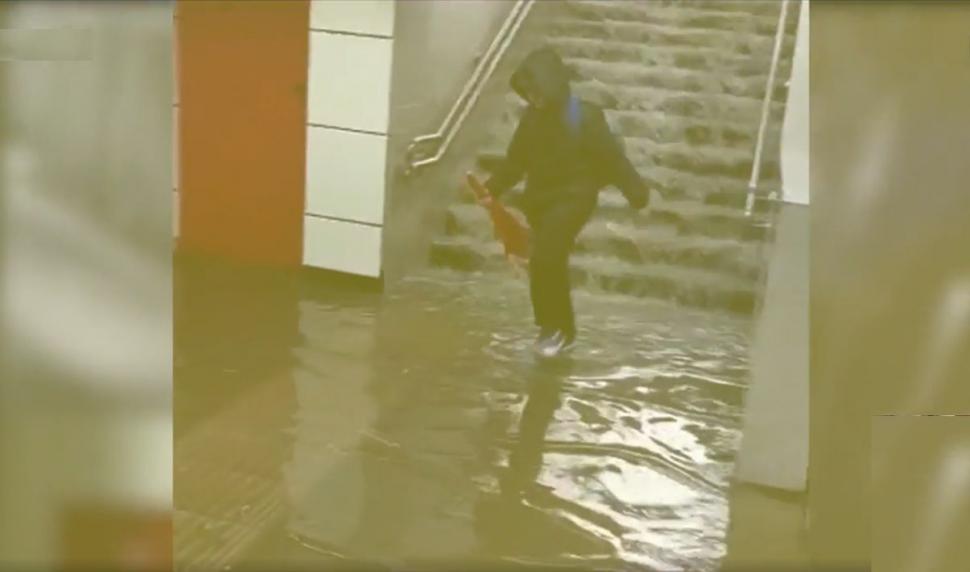 Staţia de metrou Valea Ialomiţei, transformată în "cascadă", după furtuna din Capitală 773689