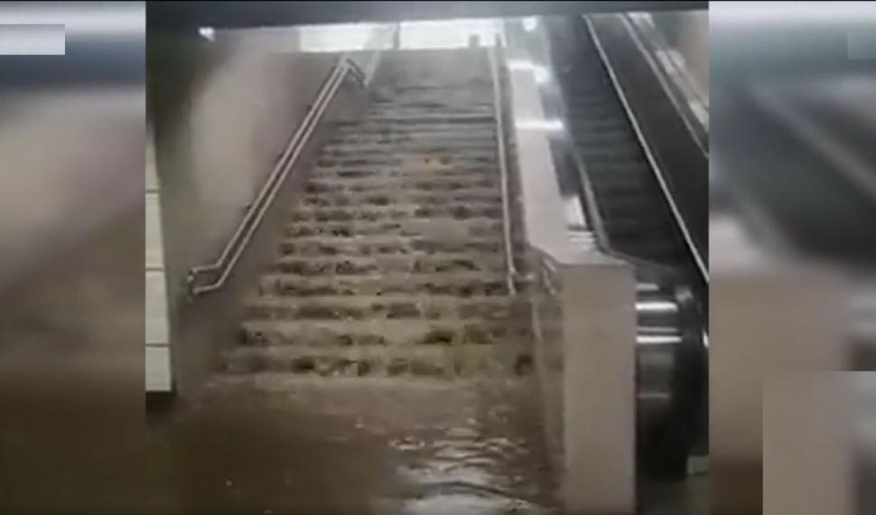 Staţia de metrou Valea Ialomiţei, transformată în "cascadă", după furtuna din Capitală 773690