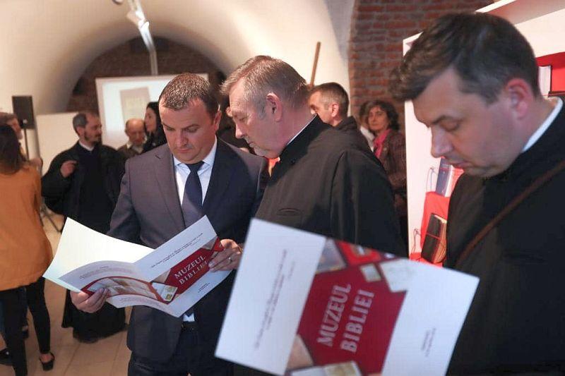 Un bărbat din Lugoj a cumpărat cea mai mică Biblie din lume: "Mi-am dorit-o foarte mult! Poate fi citită cu un microscop special" 773867