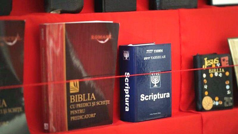 Un bărbat din Lugoj a cumpărat cea mai mică Biblie din lume: "Mi-am dorit-o foarte mult! Poate fi citită cu un microscop special" 773868