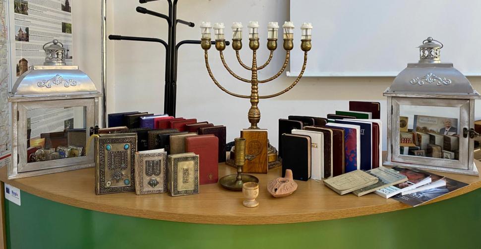 Un bărbat din Lugoj a cumpărat cea mai mică Biblie din lume: "Mi-am dorit-o foarte mult! Poate fi citită cu un microscop special" 773869