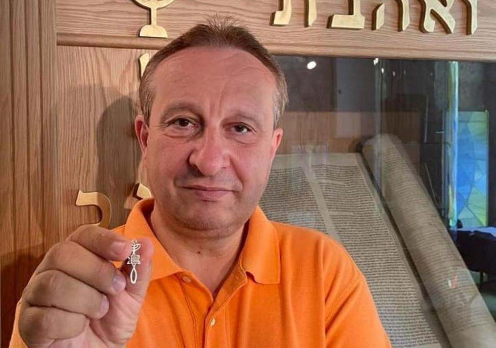 Un bărbat din Lugoj a cumpărat cea mai mică Biblie din lume: "Mi-am dorit-o foarte mult! Poate fi citită cu un microscop special" 773870