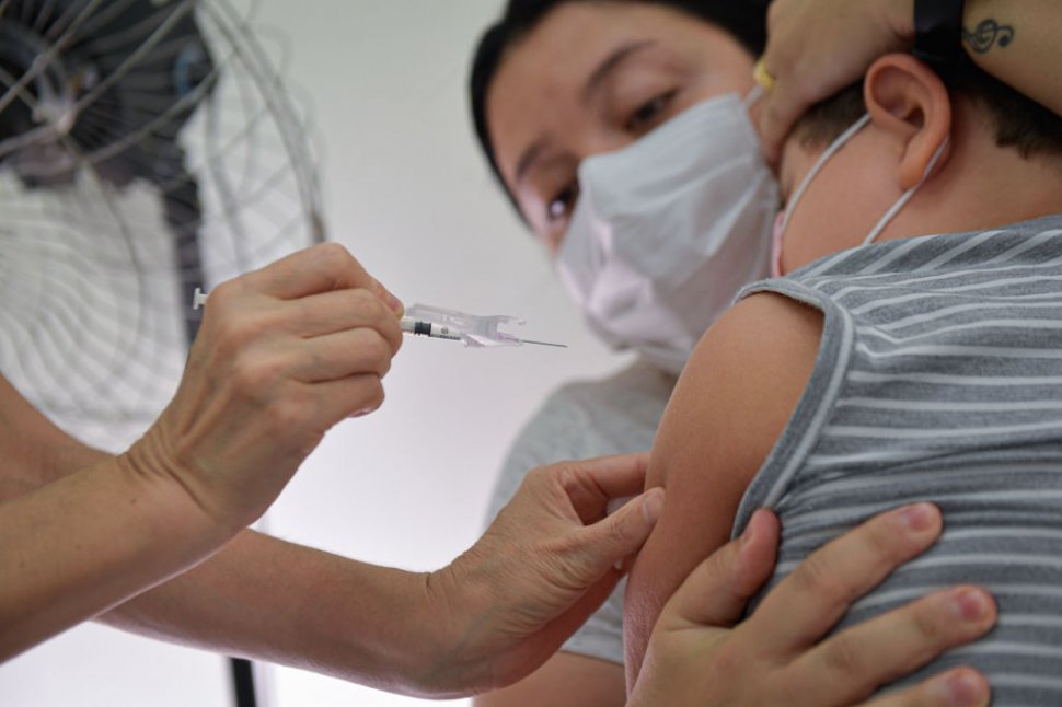 FDA susține vaccinurile împotriva COVID-19 pentru copii de la vârsta de 6 luni
