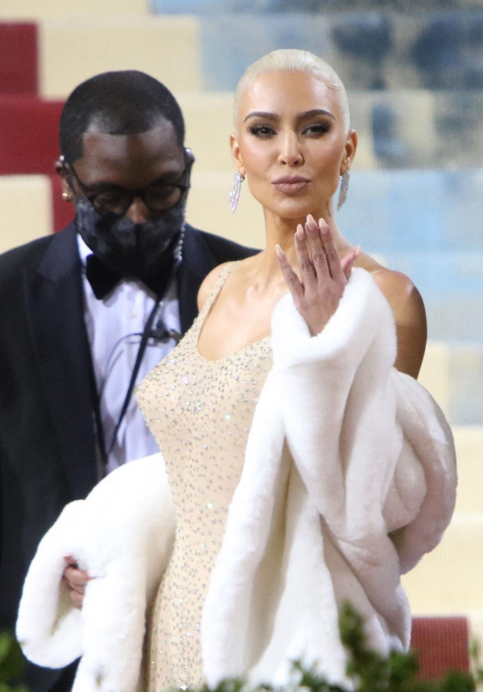 Kim Kardashian, acuzată că a deteriorat celebra rochie a actriţei Marilyn Monroe împrumutată pentru Met Gala 2022 773965