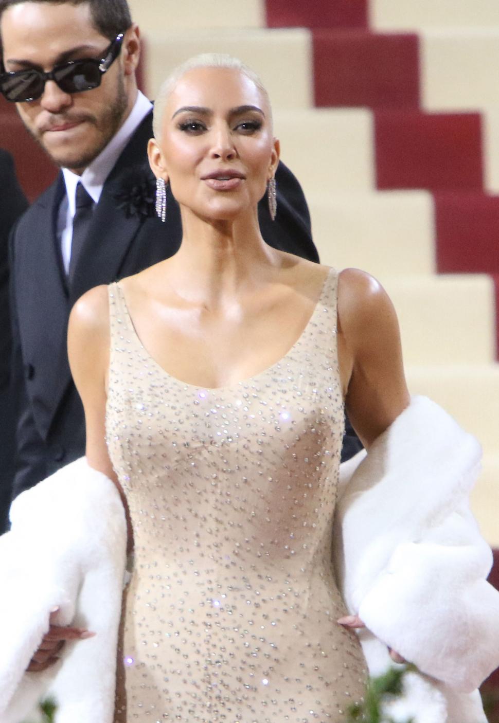 Kim Kardashian, acuzată că a deteriorat celebra rochie a actriţei Marilyn Monroe împrumutată pentru Met Gala 2022 773966