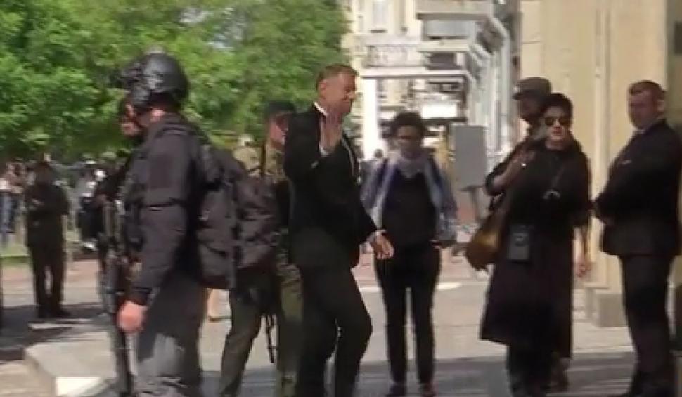 Klaus Iohannis a ajuns la Kiev. A trecut printre gărzi înarmate și a făcut cu mâna trecătorilor | Mesajul transmis de președintele român 773921