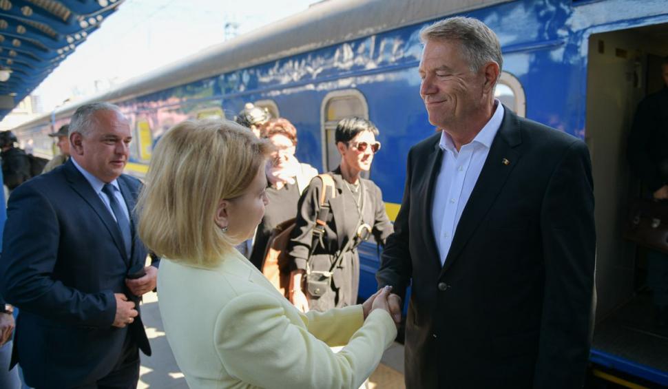 Klaus Iohannis a ajuns la Kiev. A trecut printre gărzi înarmate și a făcut cu mâna trecătorilor | Mesajul transmis de președintele român 773926