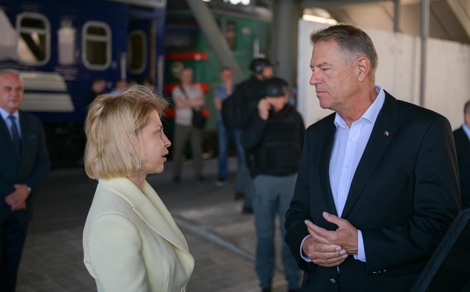 Klaus Iohannis a ajuns la Kiev. A trecut printre gărzi înarmate și a făcut cu mâna trecătorilor | Mesajul transmis de președintele român 773927