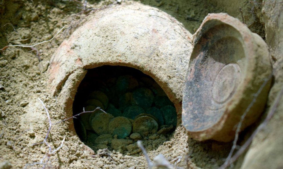 Comoară descoperită în Mureș. Un tezaur de peste 2.000 de ani a fost găsit îngropat în pădure