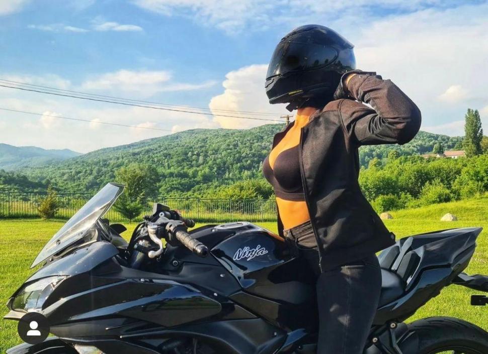 Ea este Alexandra, tânăra care a murit pe loc după ce a pierdut controlul motocicletei pe care o conducea 774275