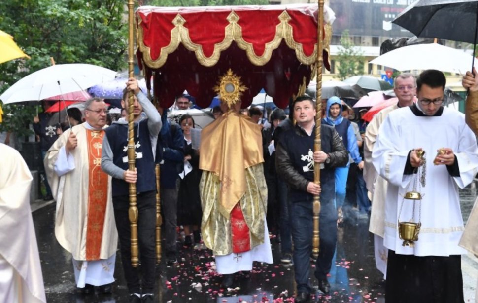 Procesiune solemnă cu Preasfântul Sacrament - duminică, în Capitală