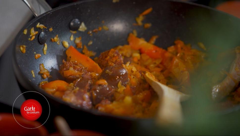 Ștefan Lungu a gătit alături de Mihai Morar, în ediția 6 "Gătit la costum", sezonul 2: "E o supradoză de miros de copilărie, gustul de la mama" 773338