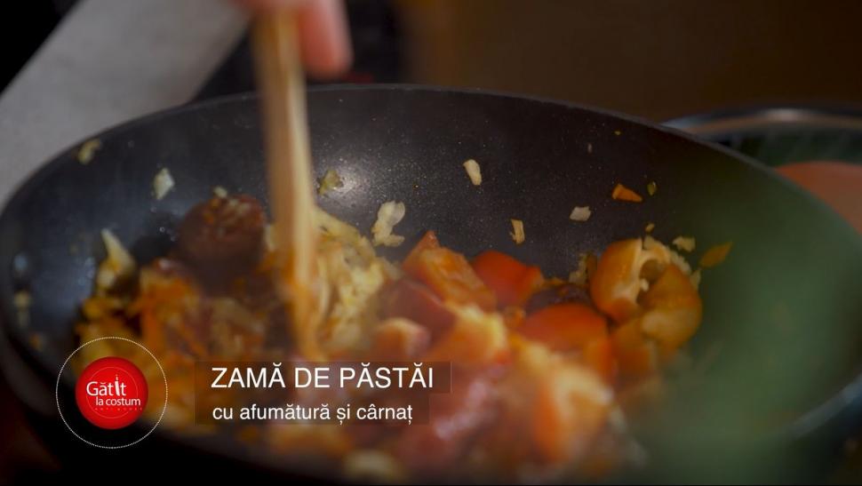 Zamă de păstăi cu afumătură şi cârnaţi, reţeta preferată a lui Mihai Morar, în ediţia 6 "Gătit la costum", sezonul 2. O mâncare ideală pentru mese în familie 773340