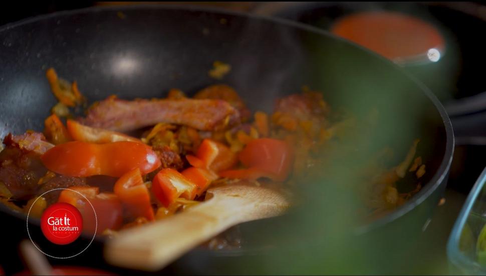 Zamă de păstăi cu afumătură şi cârnaţi, reţeta preferată a lui Mihai Morar, în ediţia 6 "Gătit la costum", sezonul 2. O mâncare ideală pentru mese în familie 773341