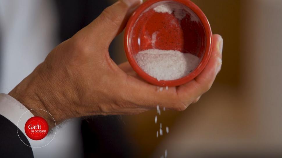 Zamă de păstăi cu afumătură şi cârnaţi, reţeta preferată a lui Mihai Morar, în ediţia 6 "Gătit la costum", sezonul 2. O mâncare ideală pentru mese în familie 773344