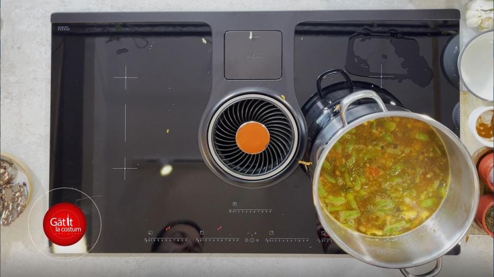 Zamă de păstăi cu afumătură şi cârnaţi, reţeta preferată a lui Mihai Morar, în ediţia 6 "Gătit la costum", sezonul 2. O mâncare ideală pentru mese în familie 773345