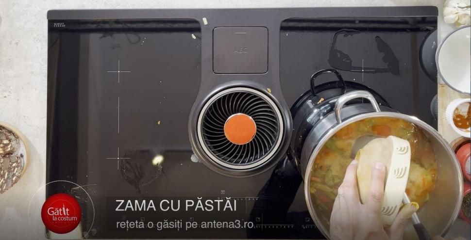 Zamă de păstăi cu afumătură şi cârnaţi, reţeta preferată a lui Mihai Morar, în ediţia 6 "Gătit la costum", sezonul 2. O mâncare ideală pentru mese în familie 773346