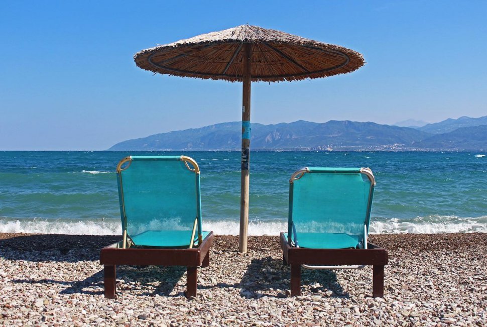 Cum economisim bani dacă facem vacanța în Grecia. Cât costă o bere și un plin la mașină
