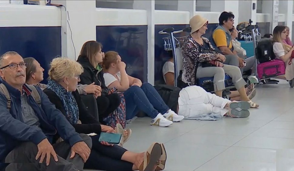 Haos pe aeroport: Oamenii sunt nevoiți să doarmă pe jos, pe Aeroportul Henri Coandă din București