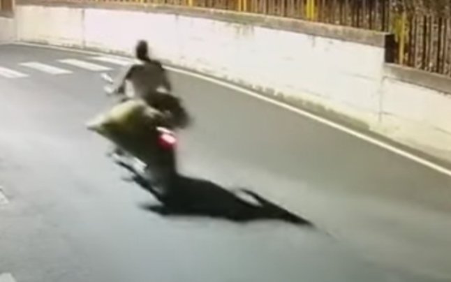 Român, surprins de camere în timp ce căra pe scuter cadavrul prietenului pe care l-a omorât, în Napoli 