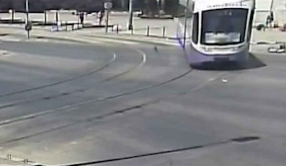 Un tramvai a sărit de pe șine, a intrat pe trotuar și s-a oprit într-un stâlp, la Timișoara