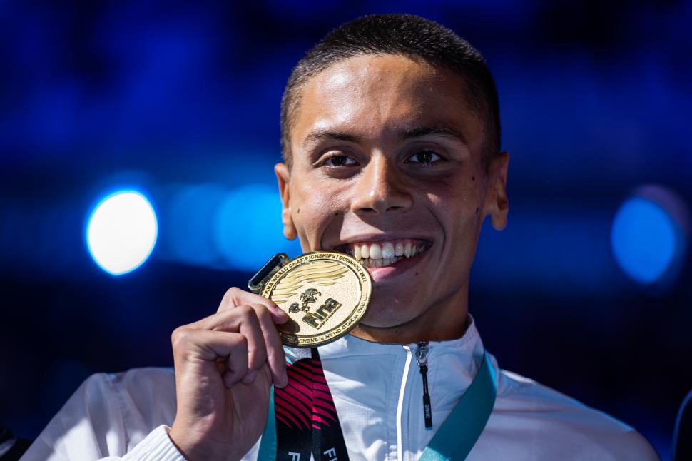 David Popovici, primele declarații după ce a devenit campion mondial la înot: ”Oamenii de acasă au crezut în mine! Medalia este pentru ei!” 774819