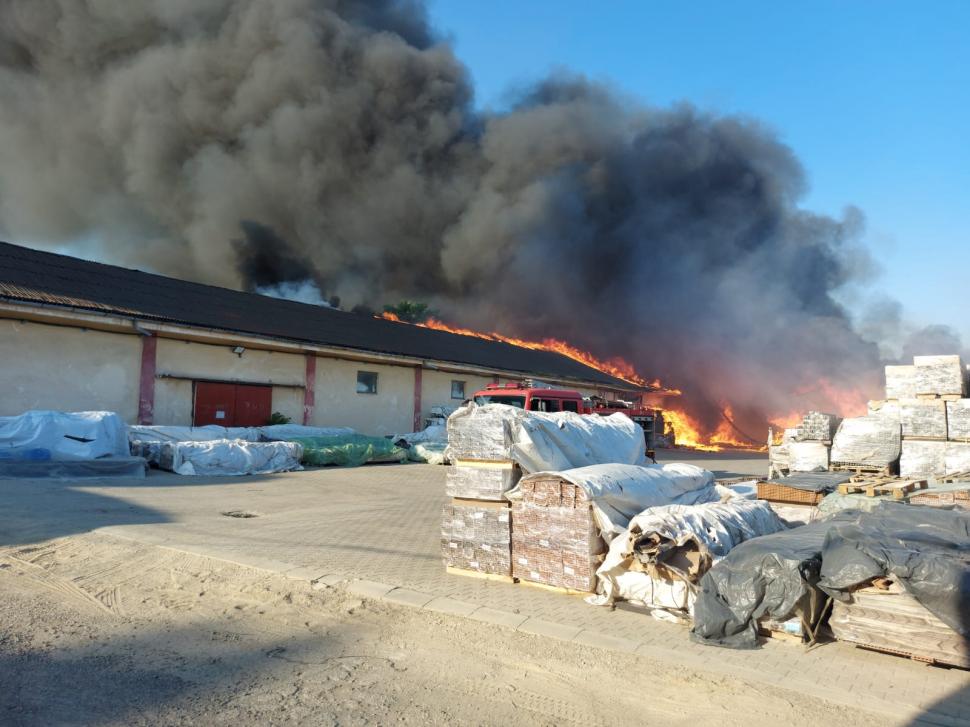 Incendiu major în Buzău! S-a transmis mesaj RO-Alert | Prefectul județului: "Sunt în contact cu Raed Arafat. Am cerut resurse suplimentare" 774789