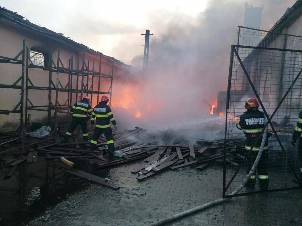 Incendiu major în Buzău! S-a transmis mesaj RO-Alert | Prefectul județului: "Sunt în contact cu Raed Arafat. Am cerut resurse suplimentare" 774806