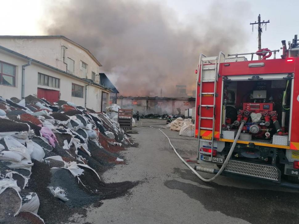 Incendiu major în Buzău! S-a transmis mesaj RO-Alert | Prefectul județului: "Sunt în contact cu Raed Arafat. Am cerut resurse suplimentare" 774807