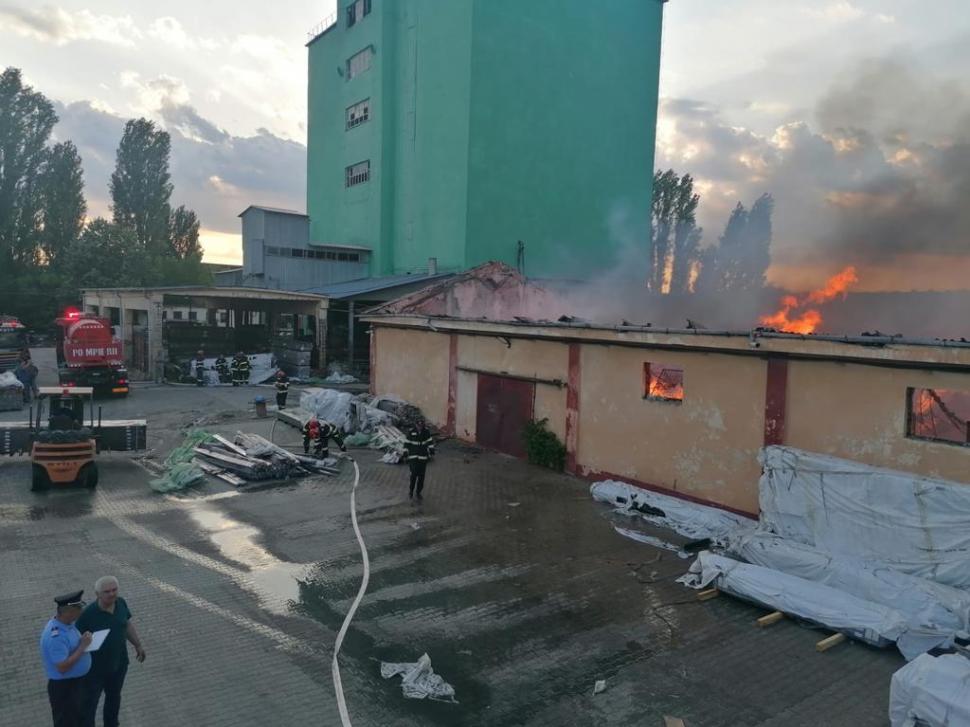 Incendiu major în Buzău! S-a transmis mesaj RO-Alert | Prefectul județului: "Sunt în contact cu Raed Arafat. Am cerut resurse suplimentare" 774809