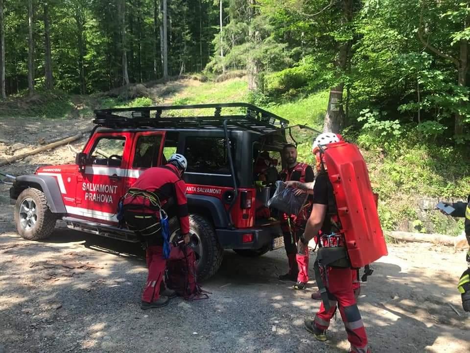O tânără de 24 de ani din Sinaia a murit după ce s-a aruncat de pe un pod într-o prăpastie. Prietenul tinerei a alertat Poliția 774800