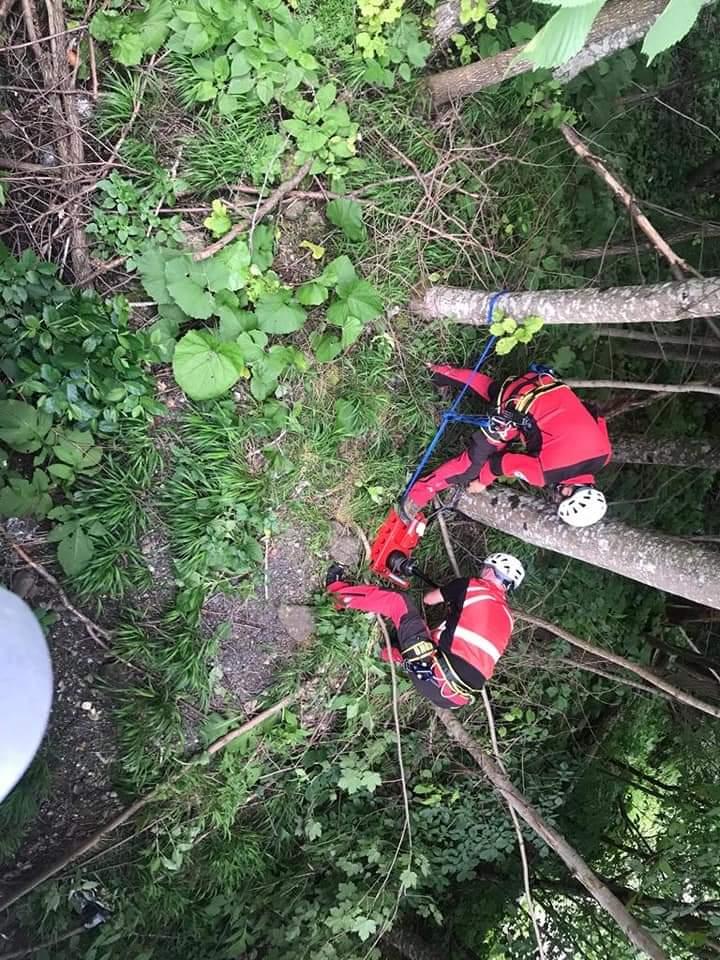 O tânără de 24 de ani din Sinaia a murit după ce s-a aruncat de pe un pod într-o prăpastie. Prietenul tinerei a alertat Poliția 774801