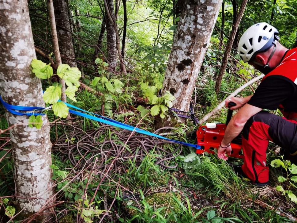 O tânără de 24 de ani din Sinaia a murit după ce s-a aruncat de pe un pod într-o prăpastie. Prietenul tinerei a alertat Poliția 774802