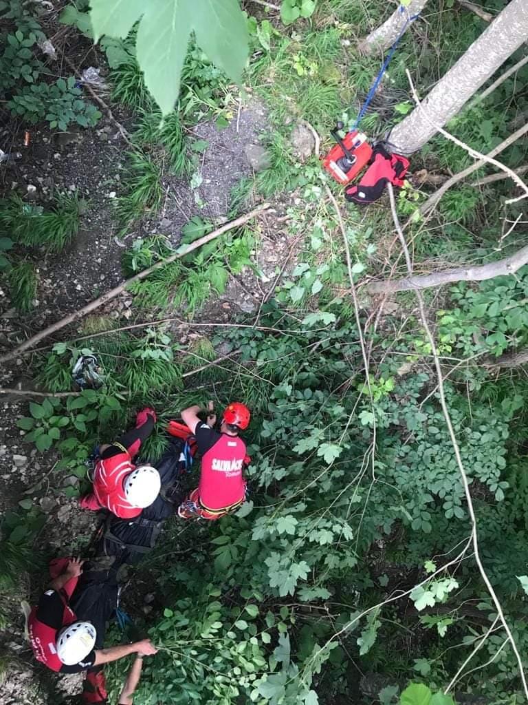 O tânără de 24 de ani din Sinaia a murit după ce s-a aruncat de pe un pod într-o prăpastie. Prietenul tinerei a alertat Poliția 774803