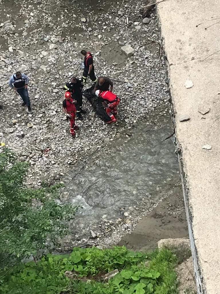 O tânără de 24 de ani din Sinaia a murit după ce s-a aruncat de pe un pod într-o prăpastie. Prietenul tinerei a alertat Poliția 774804