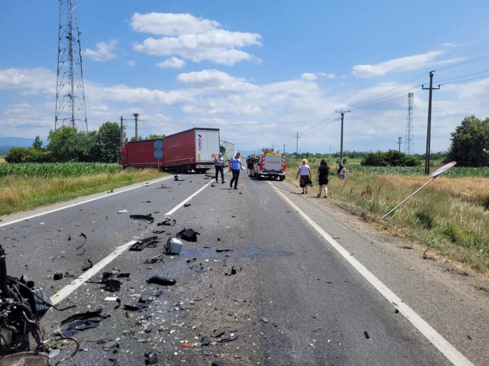  Accident grav în apropiere de Lugoj! Un bărbat şi-a pierdut viaţa şi alţi patru au fost răniţi 774945