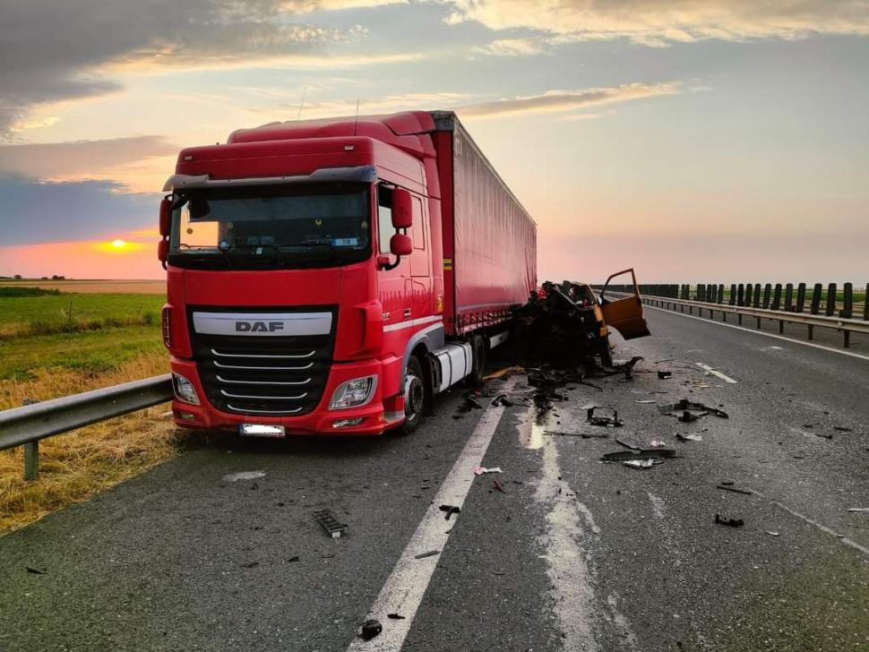 Un microbuz a intrat într-un TIR aflat pe banda de urgență, la intrare în Vama Nădlac II 774872