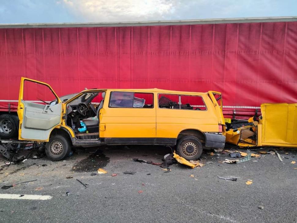 Un microbuz a intrat într-un TIR aflat pe banda de urgență, la intrare în Vama Nădlac II 774873