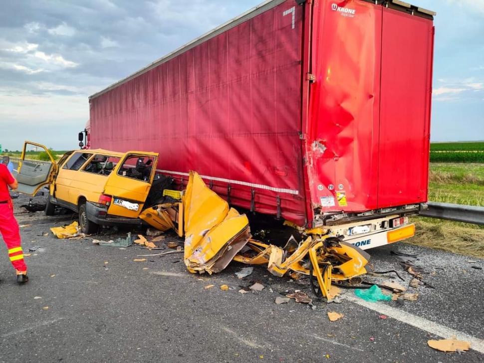 Un microbuz a intrat într-un TIR aflat pe banda de urgență, la intrare în Vama Nădlac II 774874