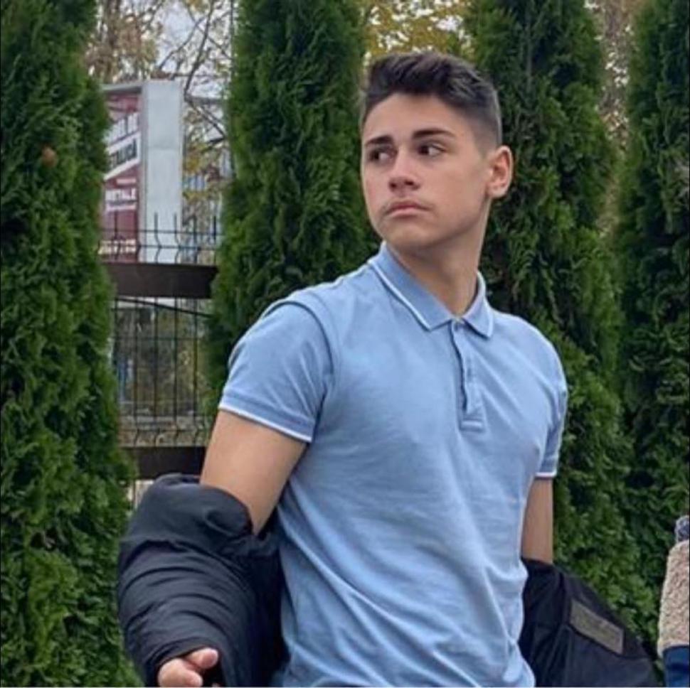 "Păcat, înger drag” | El e Flavius, adolescentul care a murit sub ochii tatălui la banchetul de a VIII-a, în Suceava 774864